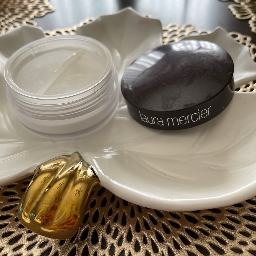Laura Mercier - Invisible Loose Setting Powder - Picture 2 of 5